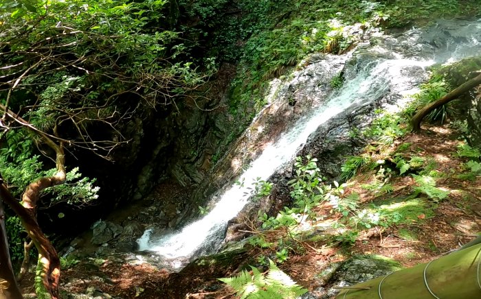 ④ 登山道の滝